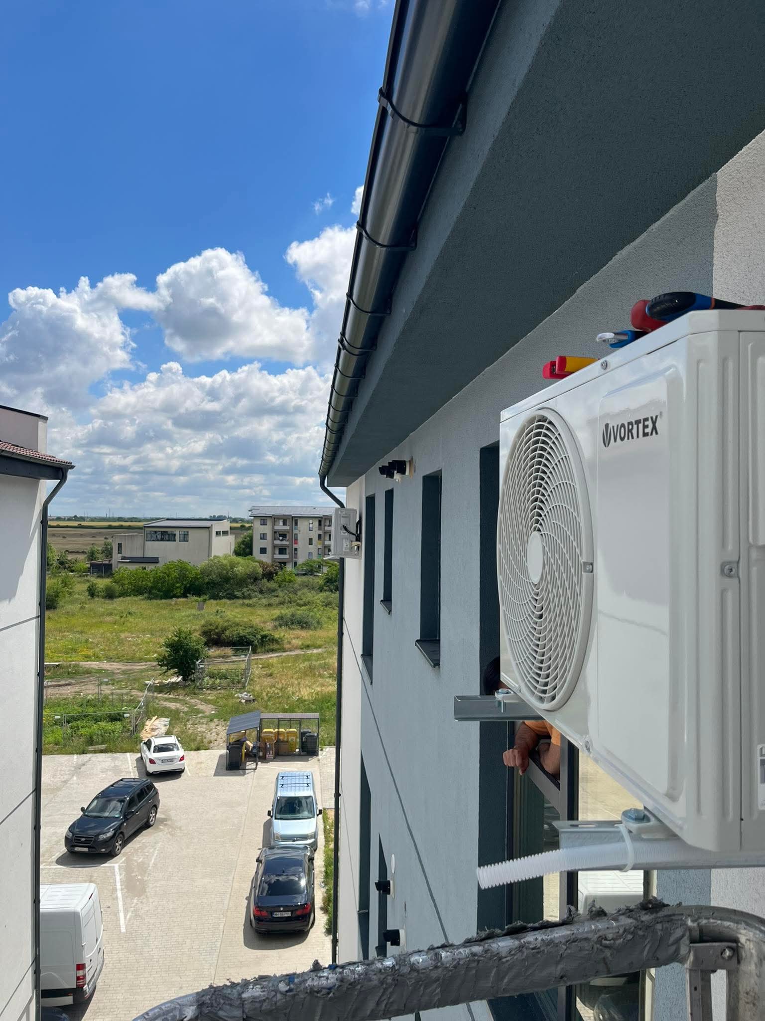 Montaj aer condiționat Arad - unitate exterioară instalată de Air DBR Instal